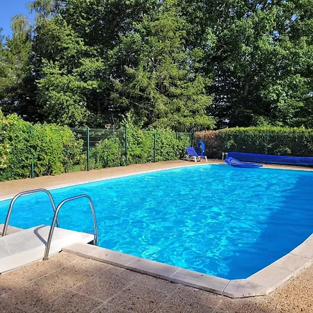 Charming And Spacious With Shared Pool Vakantiehuis