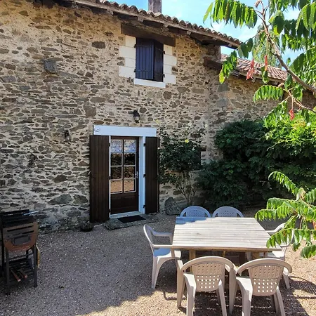 Charming And Spacious With Shared Pool Vakantiehuis *