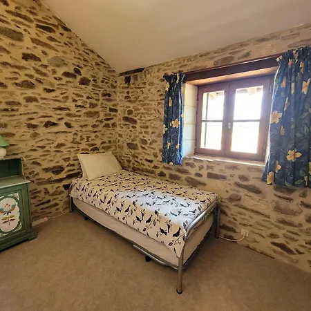 Charming And Spacious With Shared Pool *