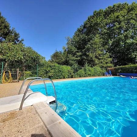 Vakantiehuis Charming And Spacious With Shared Pool *