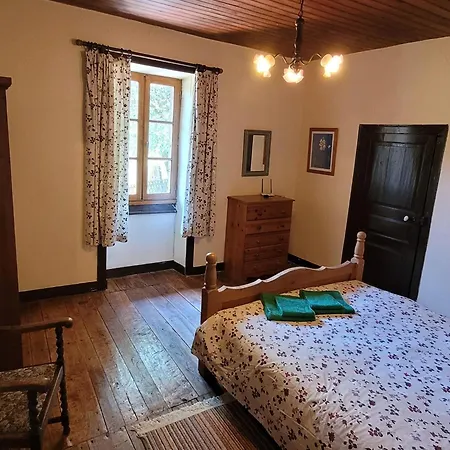 Vakantiehuis Charming And Spacious With Shared Pool