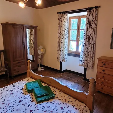 Vakantiehuis Charming And Spacious With Shared Pool *