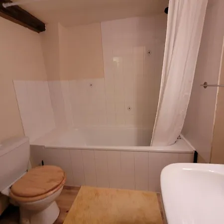 Charming And Spacious With Shared Pool Vakantiehuis