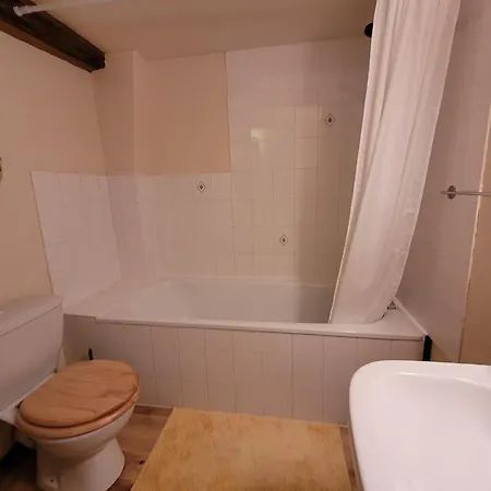 Charming And Spacious With Shared Pool Vakantiehuis