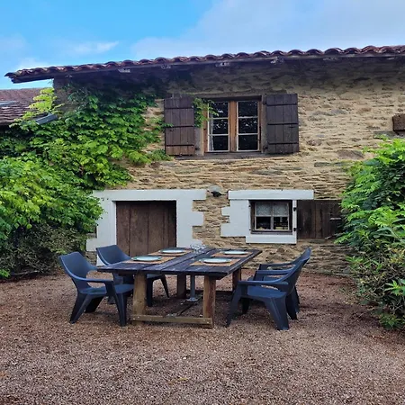 Charming And Spacious With Shared Pool Vakantiehuis