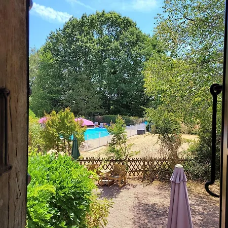 Charming And Spacious With Shared Pool Vakantiehuis Saint-Saud-Lacoussière