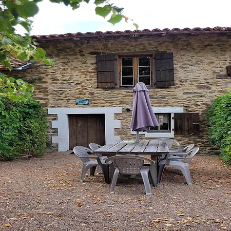 Vakantiehuis Charming And Spacious With Shared Pool